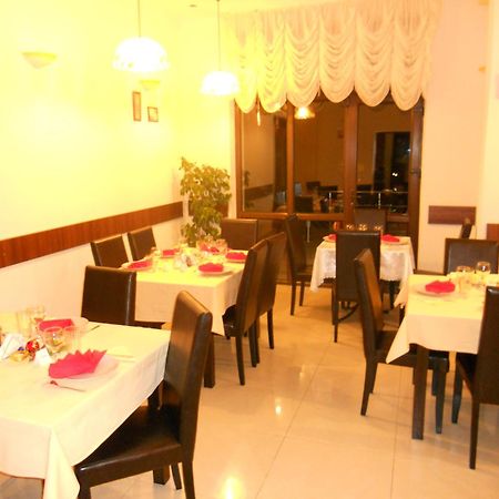 Flora Alpina Hotel Azuga Luaran gambar