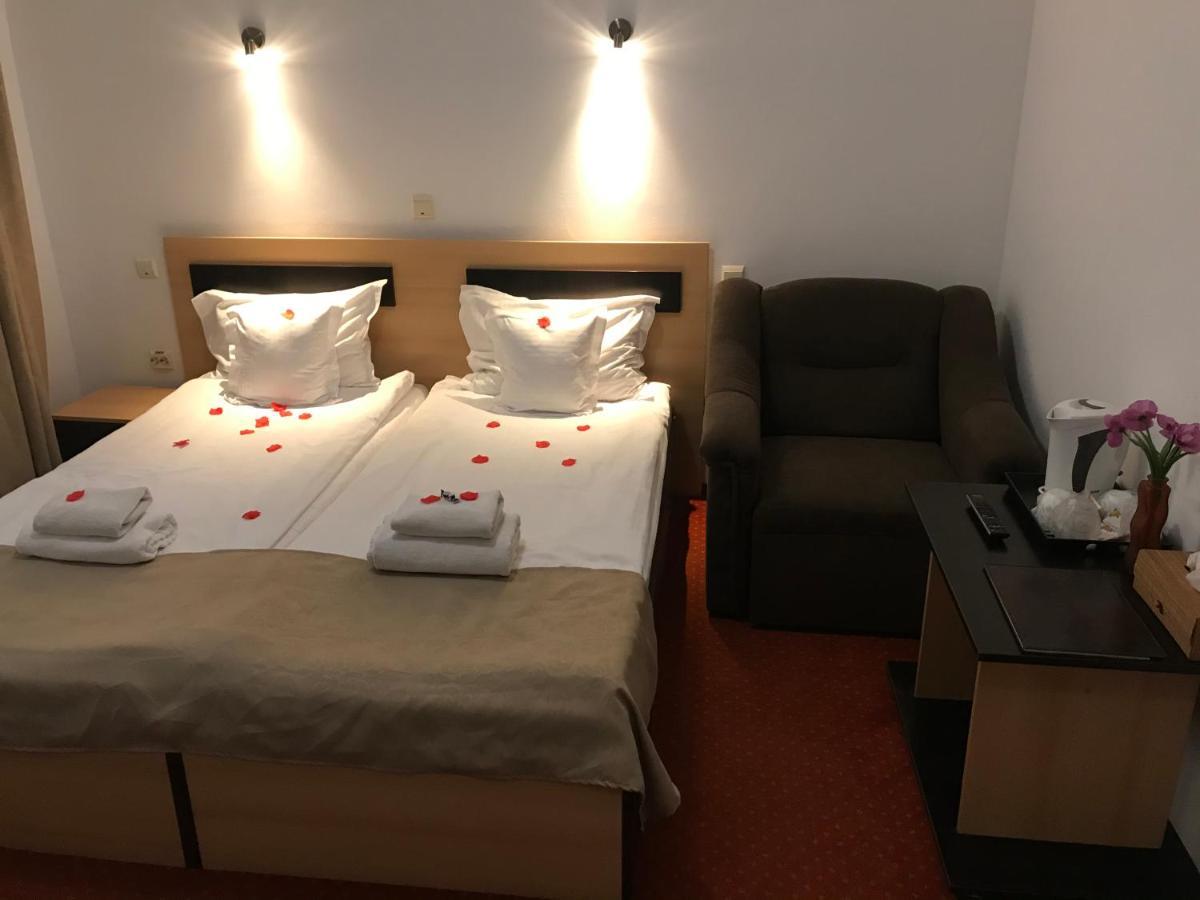 Flora Alpina Hotel Azuga Luaran gambar